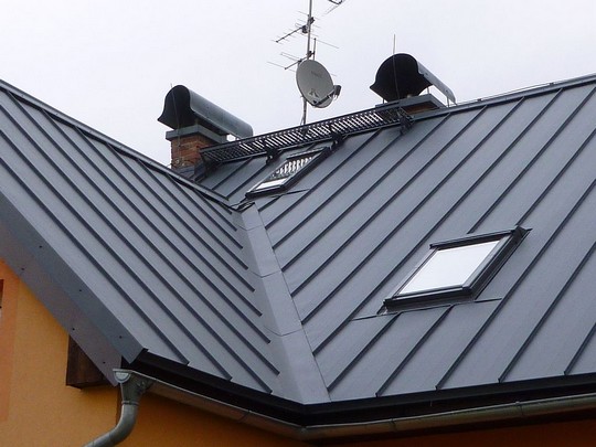 Úžlabí střechy by mělo být čisté a jeho oplechování musí těsně doléhat k okolní krytině. Nevyčištěná úžlabí v zimě namrzají, zamezují odtoku vody a mohou způsobit zatékání